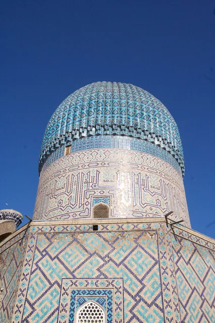 الكوفي المربع بالآجر المزجج حول رقبة قبة كور أمير، ضريح تيمور