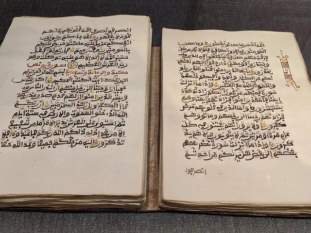مصحف بخط مغربي من غرب إفريقيا، مفتوح على خاتمة سورة التوبة وفاتحة سورة يونس
