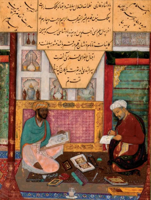 صفحة الخاتمة من خمسة نظامي لأكبر: نص الخاتمة بخطه فوق صورة عبد الرحيم (يمينًا يكتب) مع المصوّر دولت