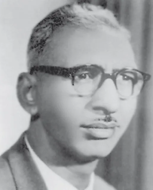 صورة شخصية لهاشم محمد البغدادي بالنظارة