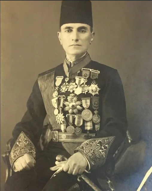 صورة شخصية لنجيب هواويني بالطربوش وبزة البلاط وأوسمته