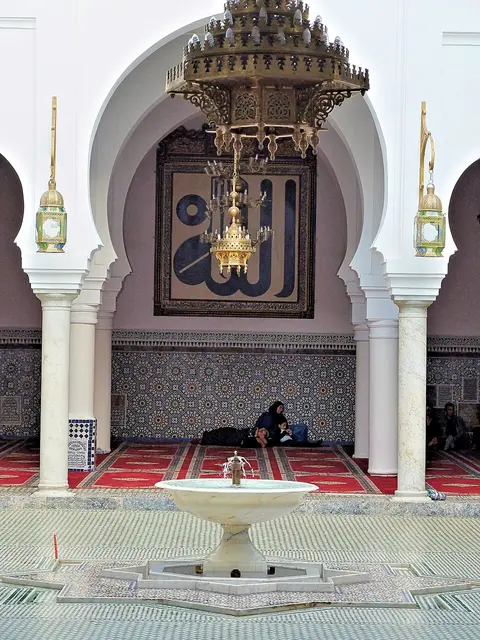 «الله» الكبيرة بخطه في مكانها